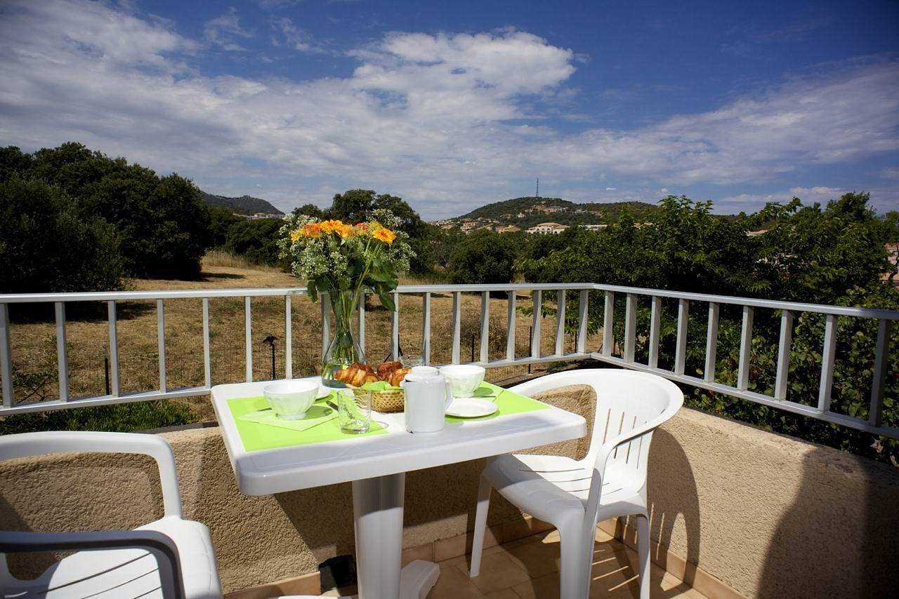 Apartamento vacacional entero, Holiday flat 'Bung 3' with balcony in L'Île-Rousse, Region de Calvi