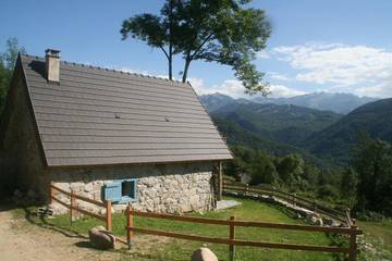 Gîte pour 4 personnes, avec jardin à Ercé