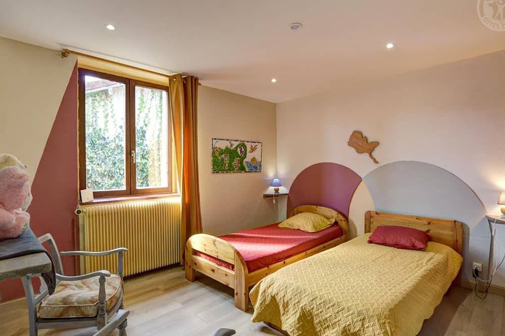 Gîte chaleureux avec cheminée, jardin et four à pain, idéal pour des vacances paisibles en nature in Marlhes, Parc Naturel Régional du Pilat