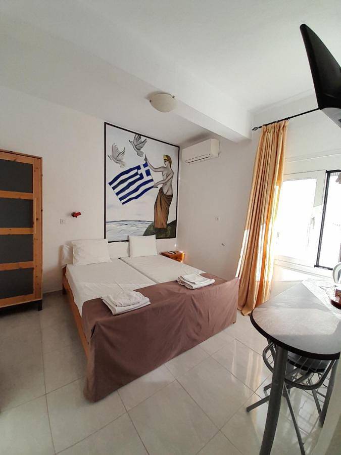 Triple Room with Private Bathroom in Sporadi