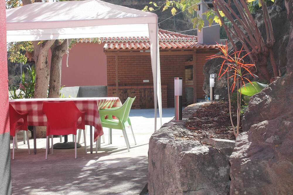 Casa ideal para familias, junto a la playa de Calheta, con barbacoa. in Calheta, Isla de Madeira