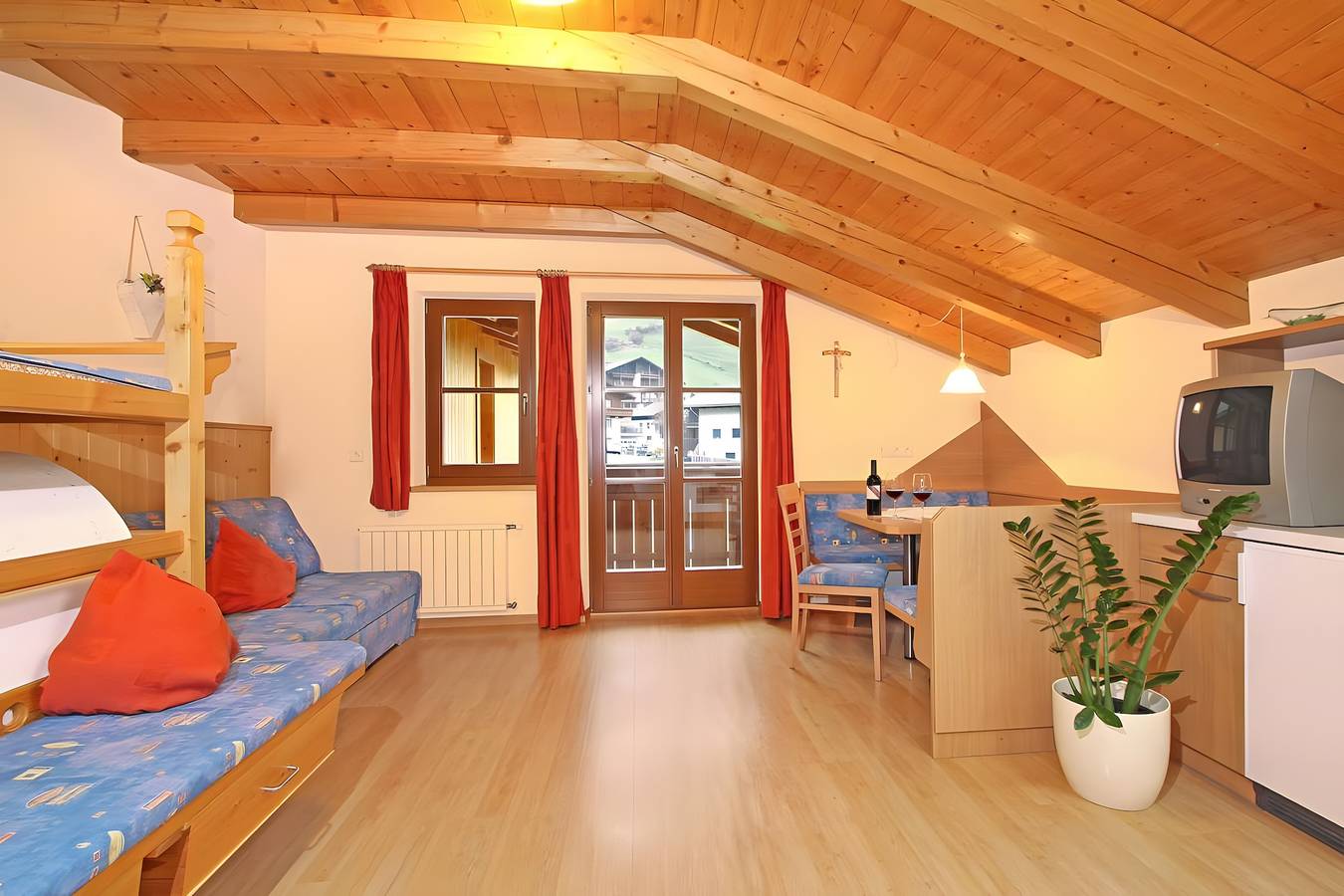 Ganze Wohnung, Apartment 'Obermairhof Morgentau' mit Bergblick, gemeinsamer Terrasse und Wlan in San Giacomo, Ahrntal