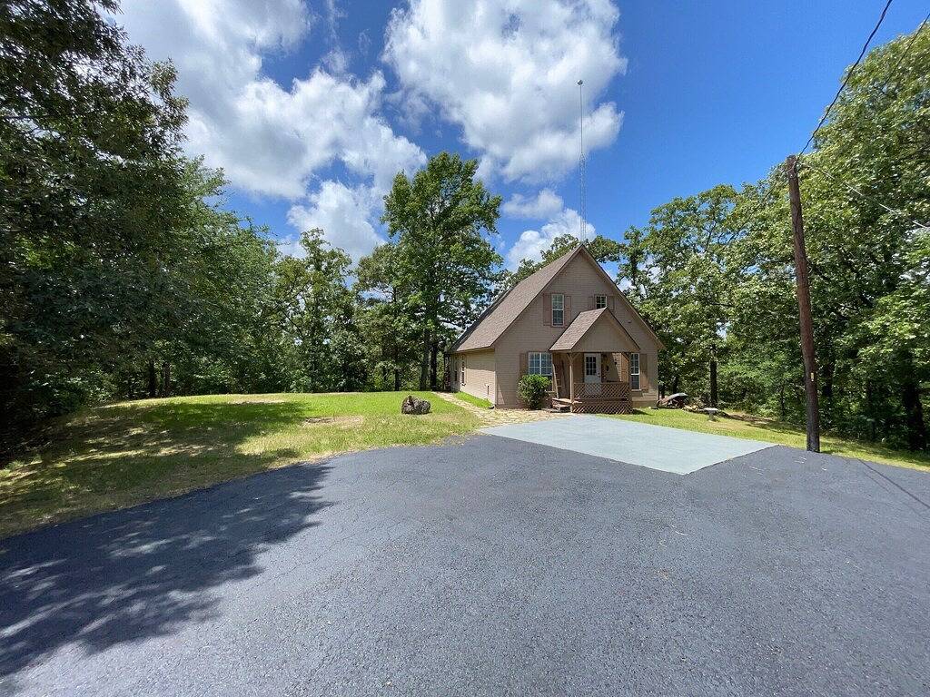 Hilltop Hideaway -1500+ sq/ft home - views of private lake on 42 beautiful acres in Van Zandt County