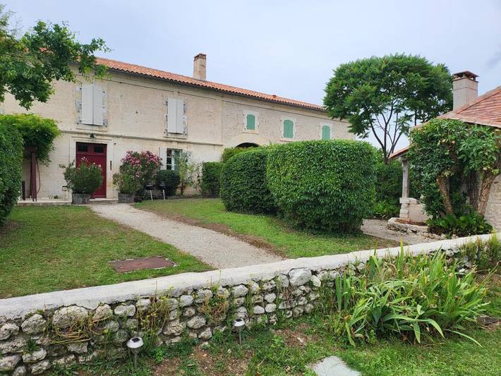 Location de vacances pour 28 personnes, avec jardin ainsi que terrasse et piscine dans Boisne La Tude - 3