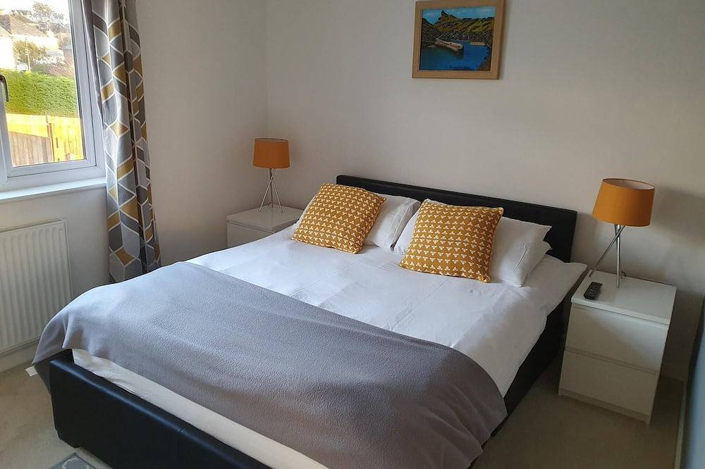 Large House in Bude, Cornwall, Sleep18, Quiet Location, Just 10min Walk To Beach in Bude, Cornwall