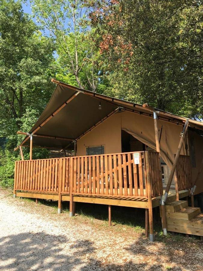 Camping per 4 persone, con Idromassaggio e Terrazza nonché Giardino e Piscina per bambini in Pesaro-Urbino