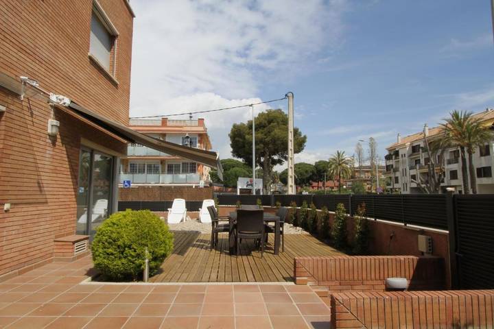 Location de vacances pour 8 personnes, avec vue ainsi que jardin et piscine à Castelldefels - 4