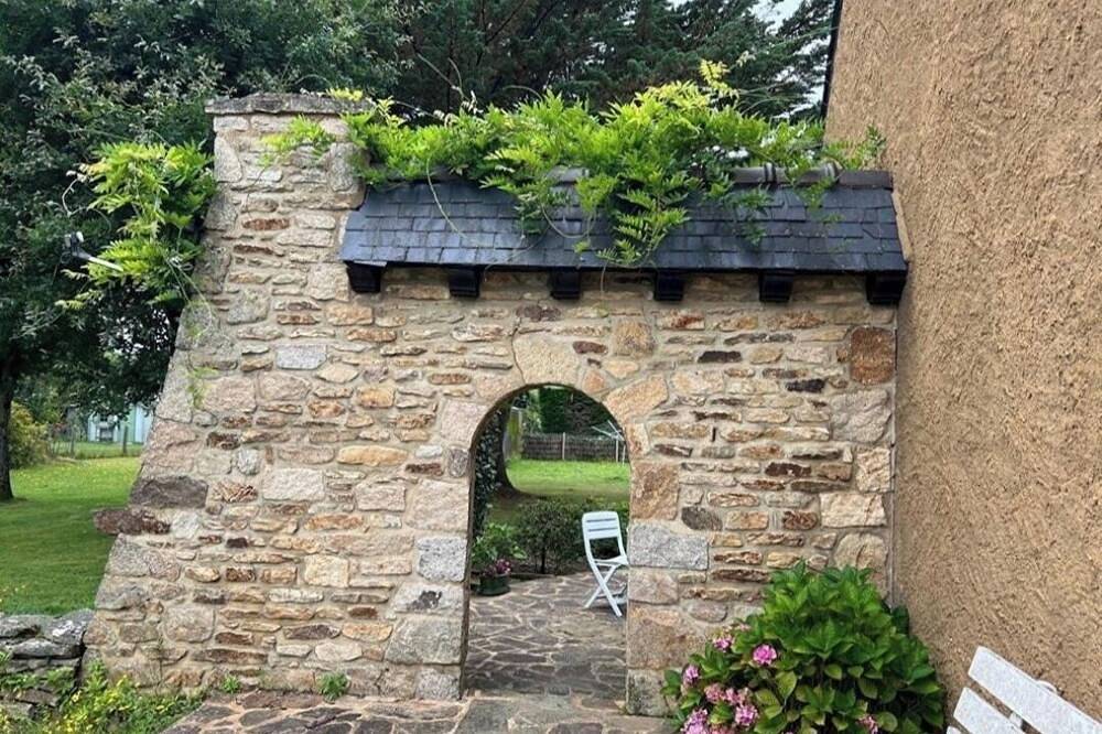 Vacation home with swimming pool near the Gulf. Walking distance to the sea. in Saint-Armel, Côte des Mégalithes
