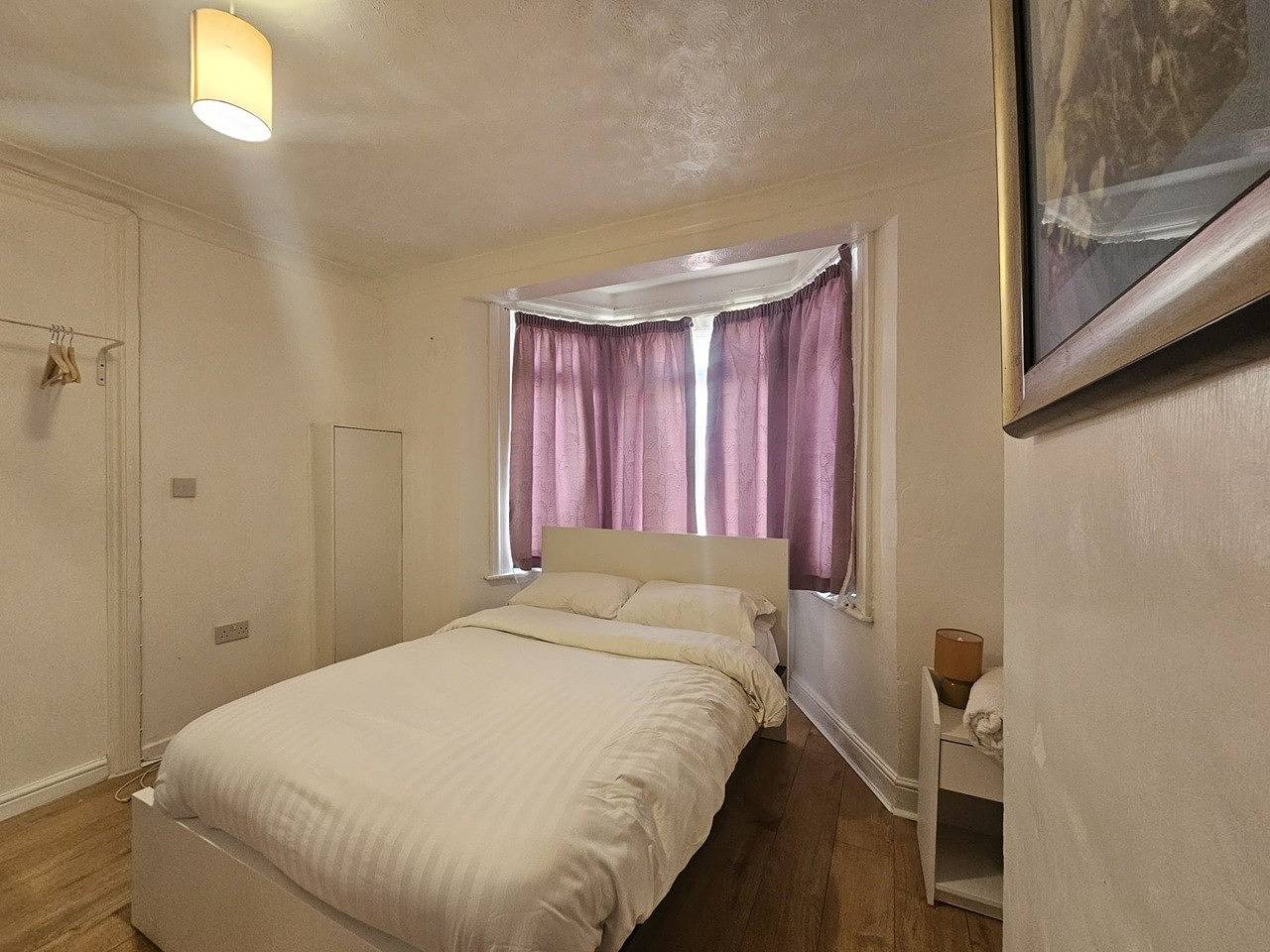 Entire holiday apartment, Apartment Sleeps 4 with Garden in Clacton-on-Sea, Essex