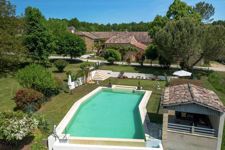 Location de vacances pour 5 personnes, avec piscine et jardin à Biron