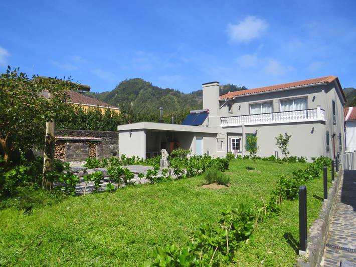 Location de vacances pour 8 personnes, avec balcon et jardin dans Furnas