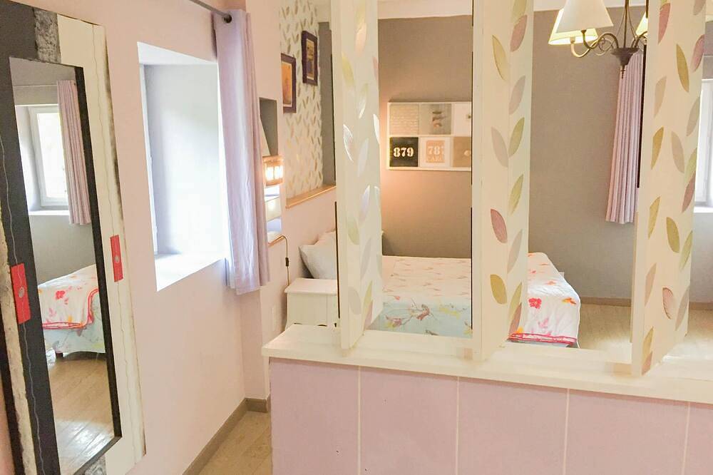 Cosy-Quad room-Deluxe-Ensuite in La Cadière-et-Cambo, Cévennes