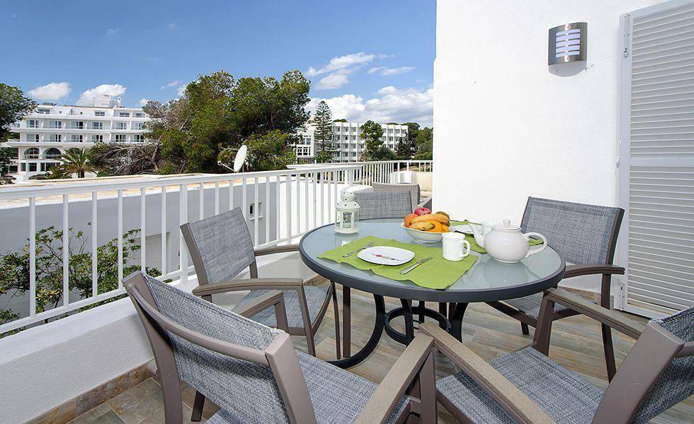 Entire holiday apartment, Holiday flat, directly on the beach, communal pool in Cala d'Or, Santanyí