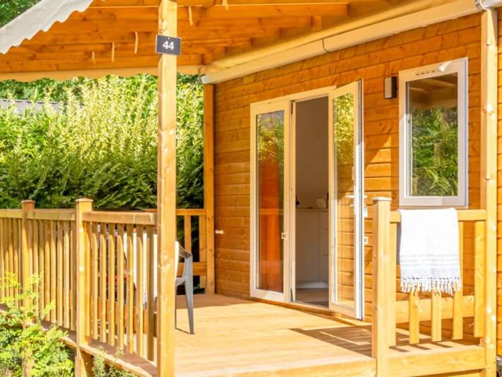 Mobil home pour 2 personnes, avec piscine ainsi que terrasse et jacuzzi, animaux acceptés - 1