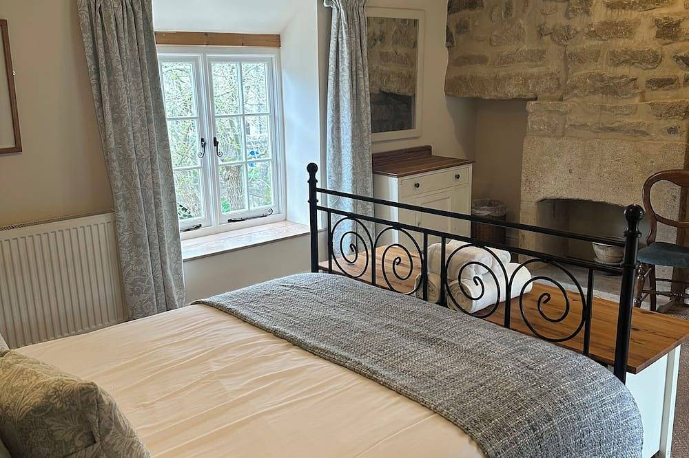 Cosy but spacious Peak District cottage, close to Chatsworth House. in Baslow and Bubnell, Derbyshire