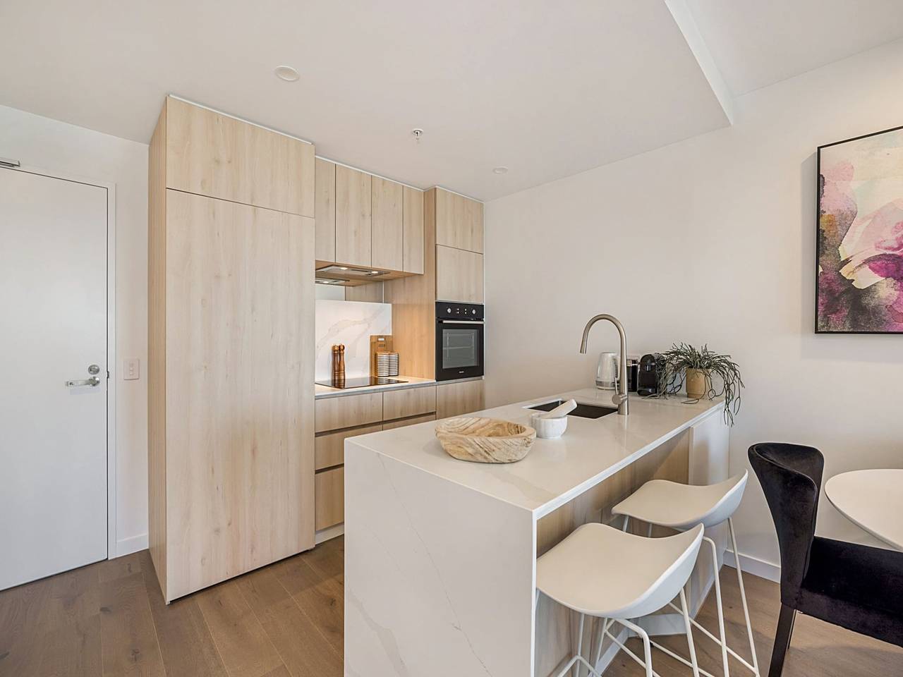 Entire apartment, Chic 1-Bed with Parking, Gym, Pool & City Views in Melbourne, Moonee Valley City