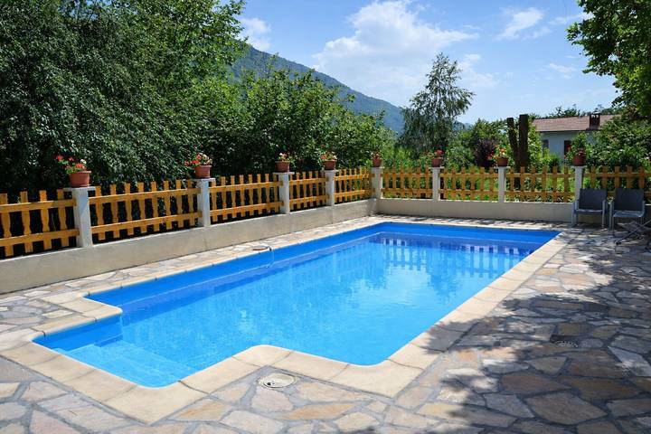 Habitación de huéspedes 2 con piscina compartida, jardín común y Wi-Fi in Betton-Bettonet, Chambéry region