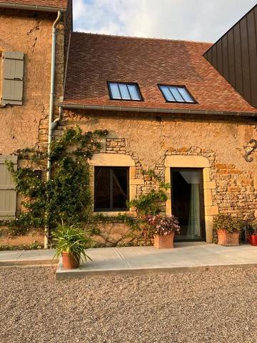 Gîte pour 2 personnes, avec terrasse ainsi que piscine et jardin, animaux acceptés à Poisson (homonymie)