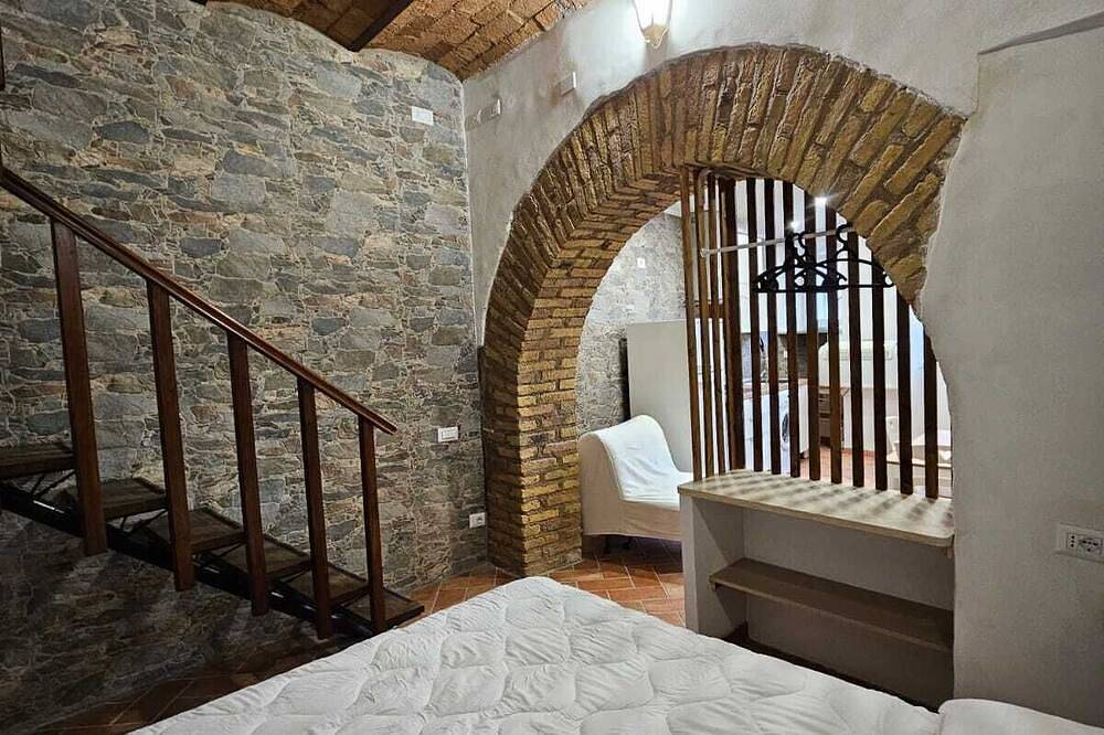 Entire apartment, Romantic House: the Lake Refuge (complete lakefront apartment)4bed+Wc in Anguillara Sabazia, Lake Bracciano