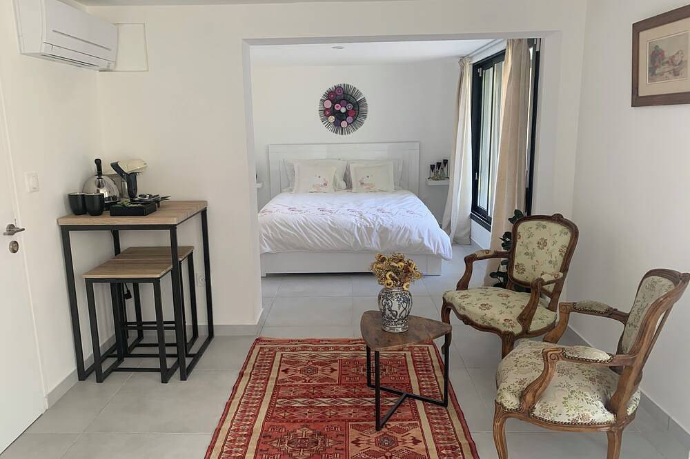 Entire apartment, Quiet studio near Rer station in Rueil-Malmaison, Hauts-de-Seine