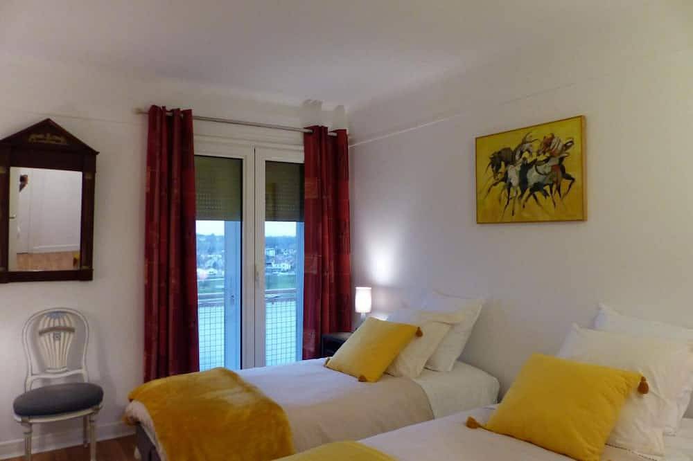 Entire apartment, Panoramic apartment in Moulins center with terrace, 2 bedrooms, and modern amenities in Moulins, Allier