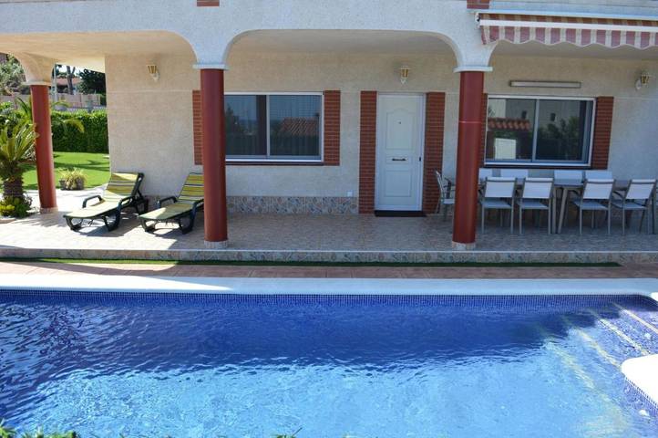 Location de vacances pour 14 personnes, avec Balcon et Terrasse ainsi que Jardin et Piscine à Cubelles - 2