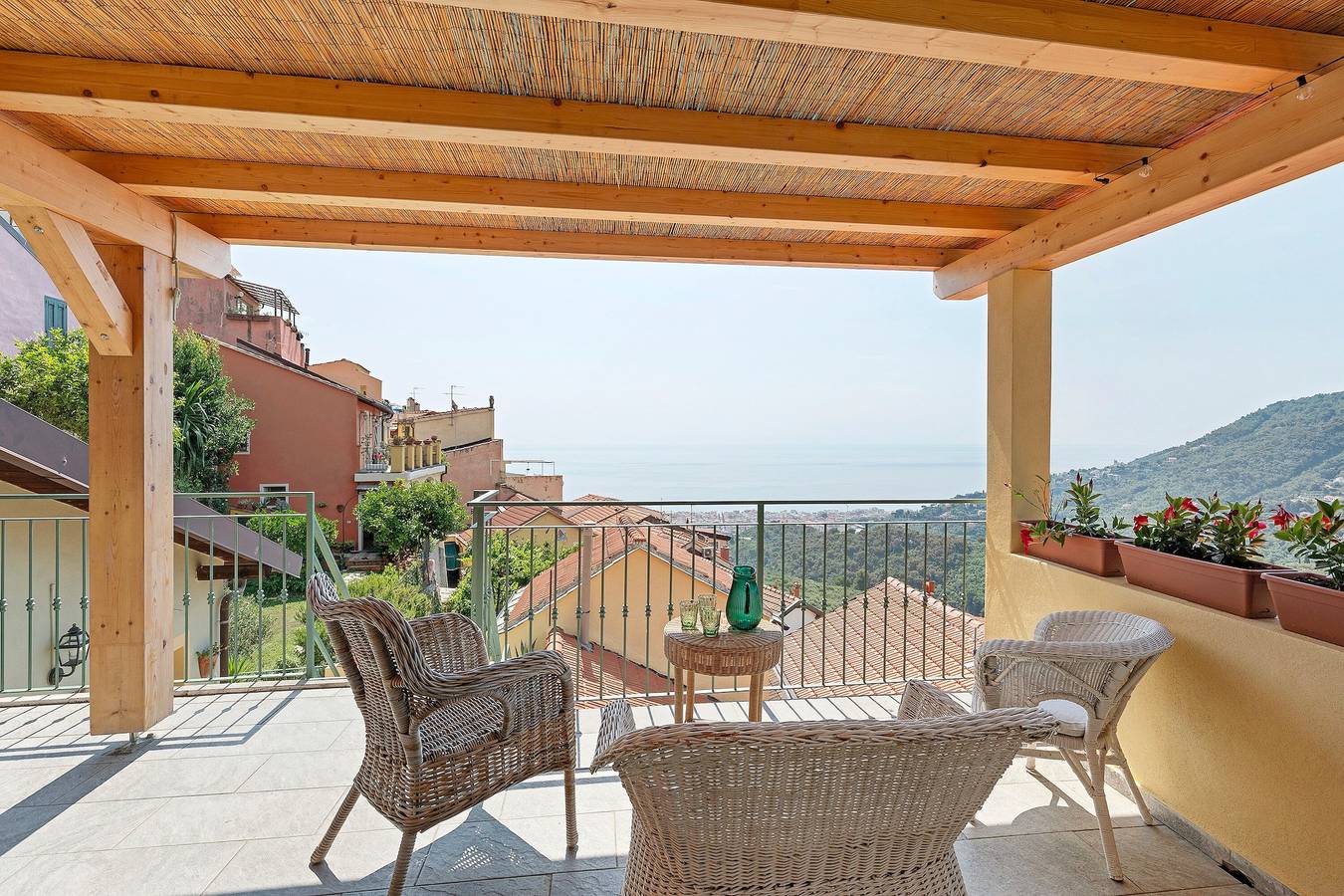 Appartamento intero, Appartamento 'Timo' con vista mare, Wi-Fi e aria condizionata in Moglio, Alassio