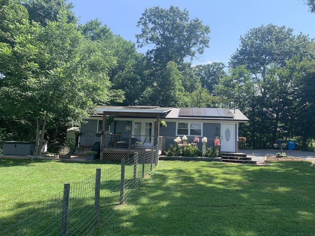 Private 2 Br Home with Yard. 10 min to Downtown! in Blue Ridge Parkway, Buncombe County