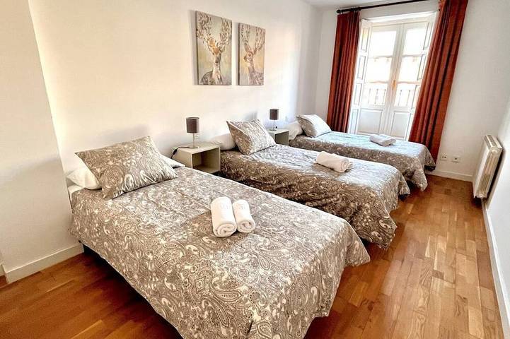 Ganze Wohnung, Espacios Blanco Plaza Mayor Lux: two rooms, 5 beds, balconies with views of the Plaza Mayor itself! in Valladolid, Valladolid Provinz