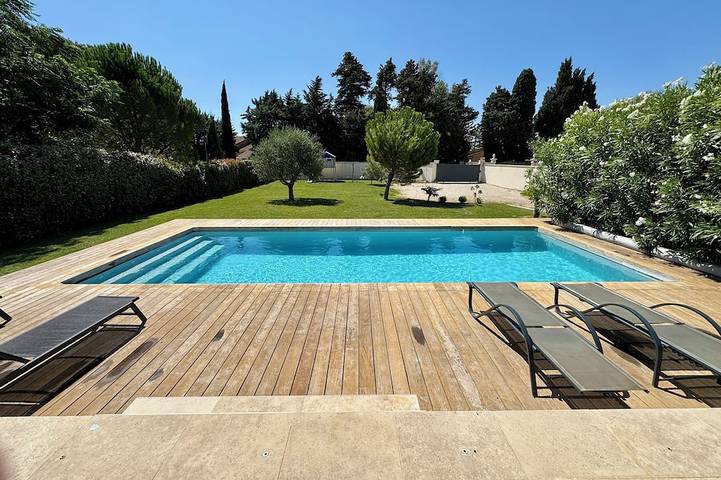 Location de vacances pour 10 personnes, avec jardin à Sainte-Cécile-les-Vignes