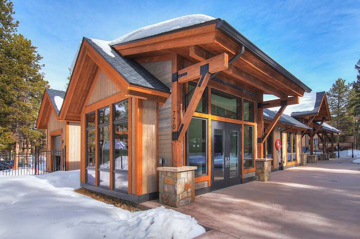 Vacation rental for 5 people, with hot tub and pool as well as balcony in Breckenridge