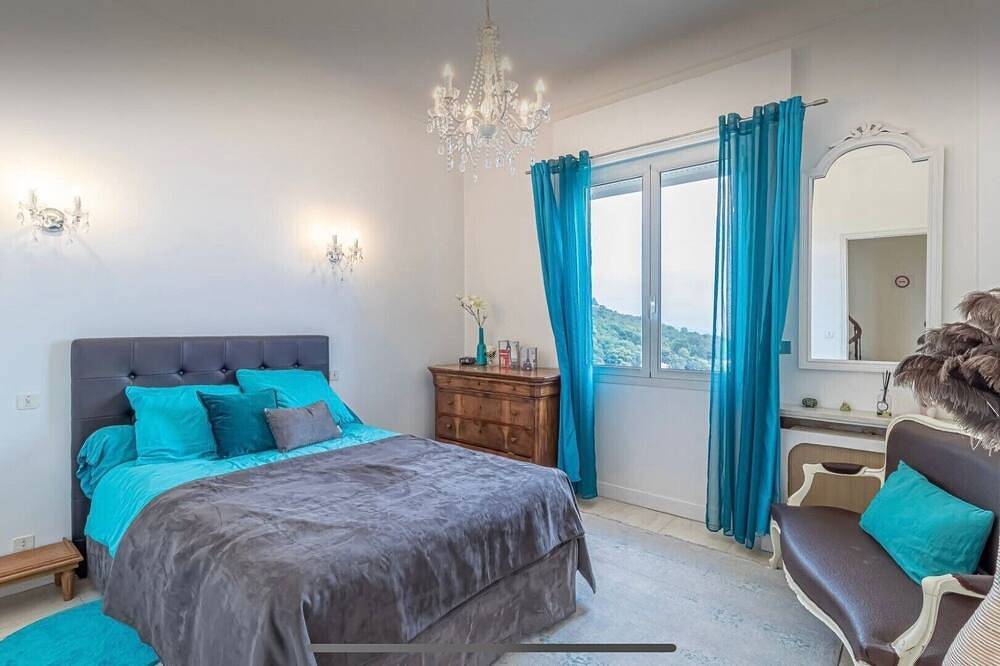 Grande Villa, 4 chambres, vue panoramique unique sur Monaco, jardins, piscine in La Turbie, Côte méditerranéenne (France)