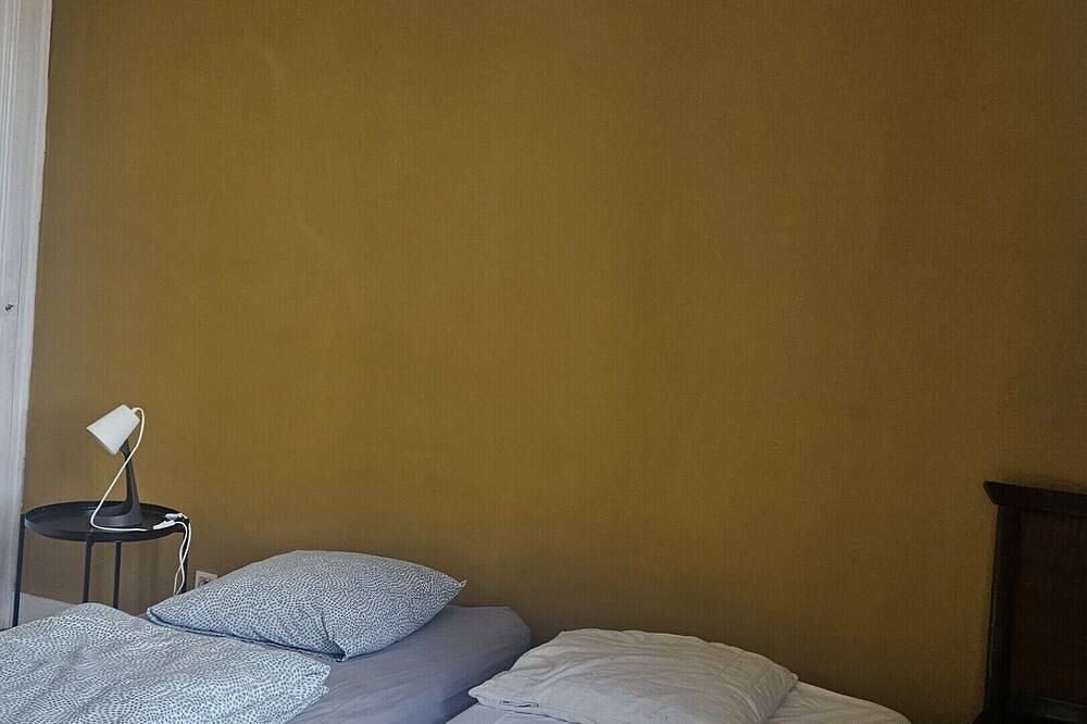Entire apartment, Apartment-Apartment-Ensuite with bath and shower-Countryside view in Gardanne, Mediterranean Coast (France)