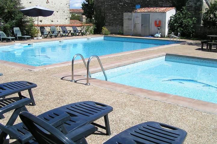 Location de vacances pour 8 personnes, avec piscine à Dœuil-sur-le-Mignon