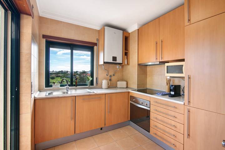 Apartamento inteiro, Apartamento 'Sunrise Village' a 5 minutos da praia com varanda in Guia, Distrito de Faro