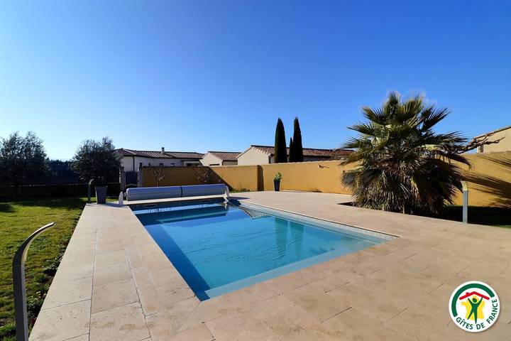 Gîte pour 2 personnes, avec jardin ainsi que terrasse et piscine