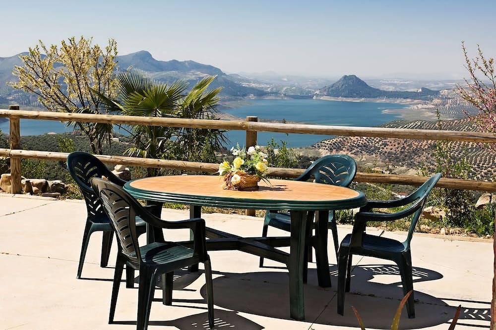 Beautiful Lake Views House with Lovely Paved Garden in Iznájar, Sierras Subbéticas