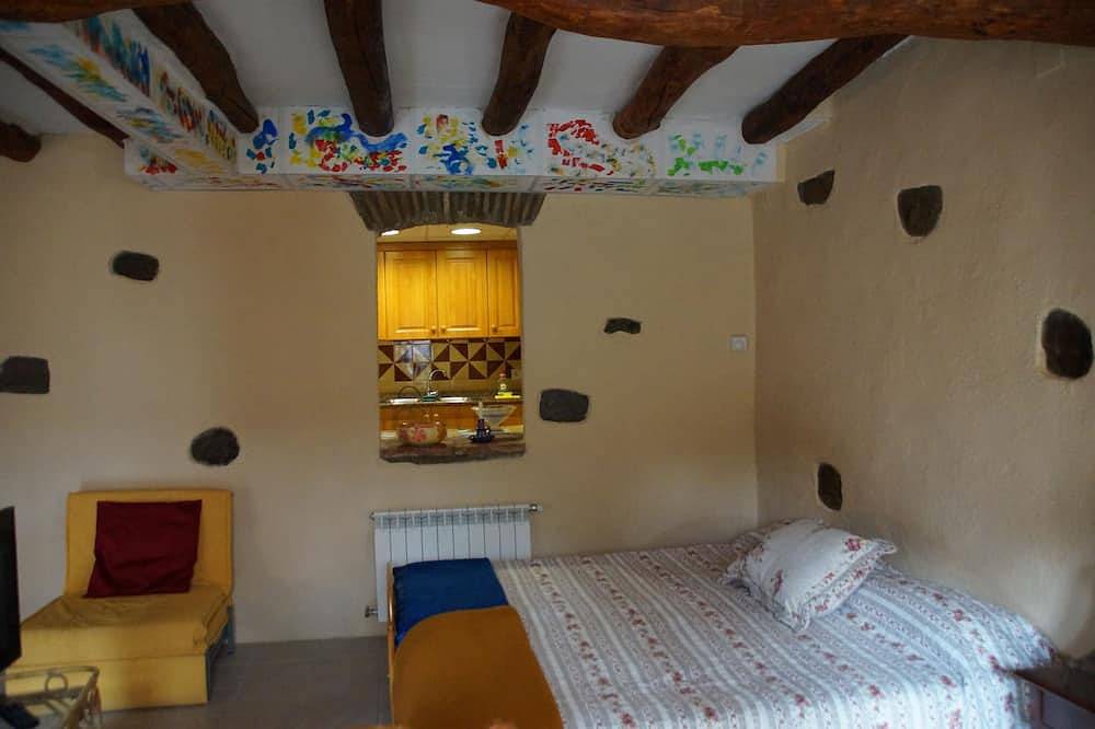 Apartamento entero, Apartmento Brown - espaciosa, original, fácilmente inundado de luz, in Torroja, Priorat