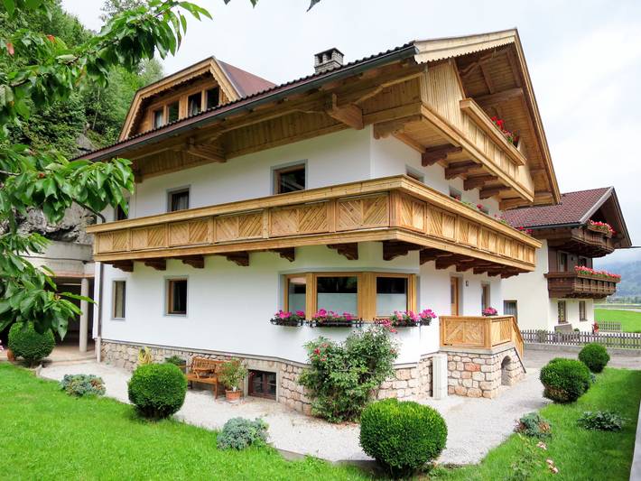 Ferienwohnung für 5 Personen, mit Balkon und Terrasse sowie Garten in der Zillertal Arena