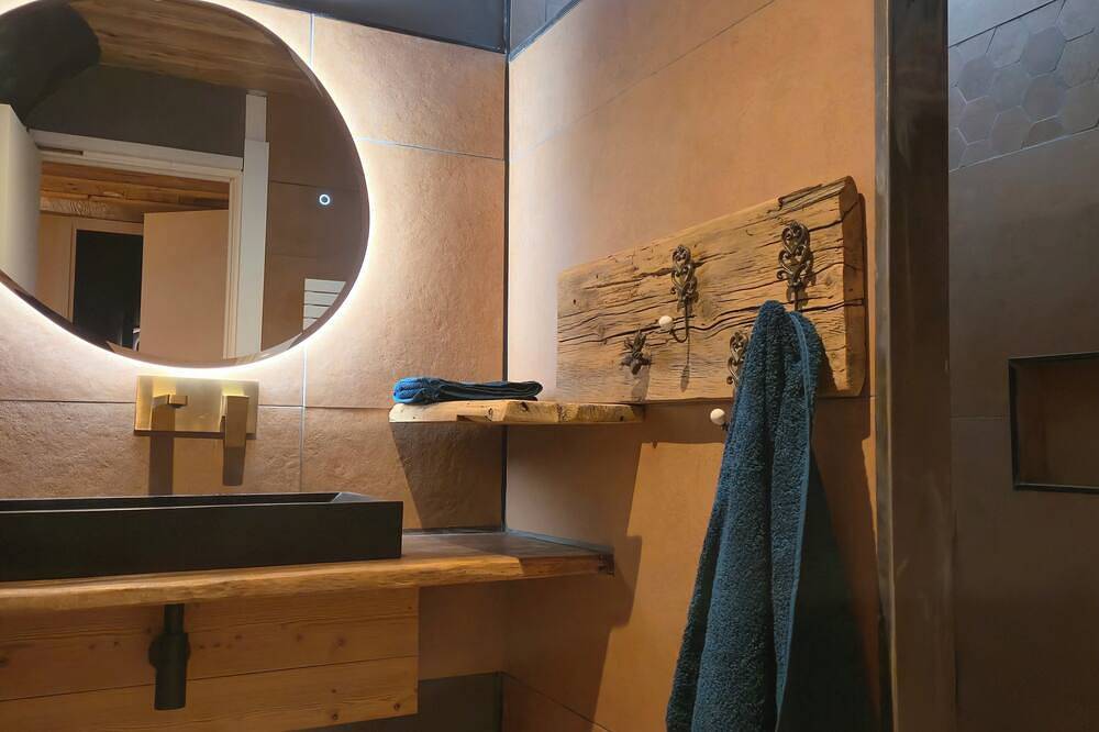 Authentic getaway at La Montagnette Relaxation and Nature in the heart of the Alps! in Saint-Martin-de-la-Porte, Vanoise-Massiv