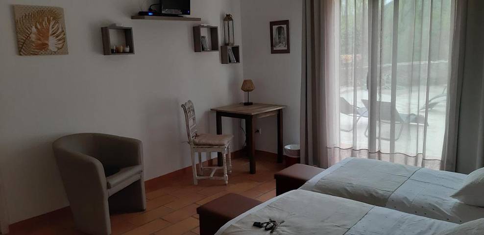 Chambre d’hôte pour 5 personnes, avec terrasse et jardin ainsi que piscine et vue, adapté aux familles à Sauve - 4