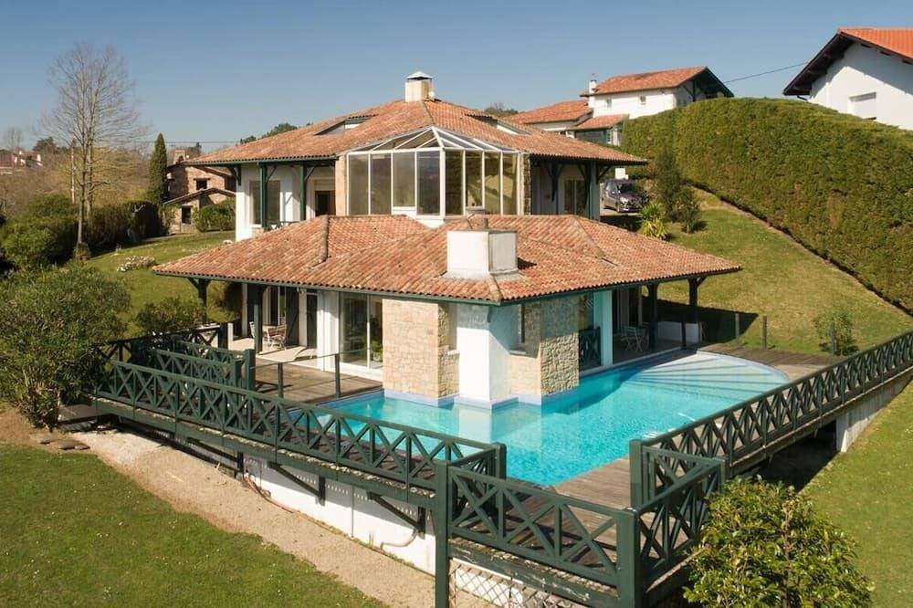 Villa Ongizatea Maison d'Architecte avec piscine à 10 minutes de St Jean de Luz in Urrugne, Région de Bayonne
