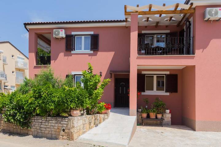 Ferienwohnung für 5 Personen, mit Balkon/Terrasse und Garten in Funtana - 2