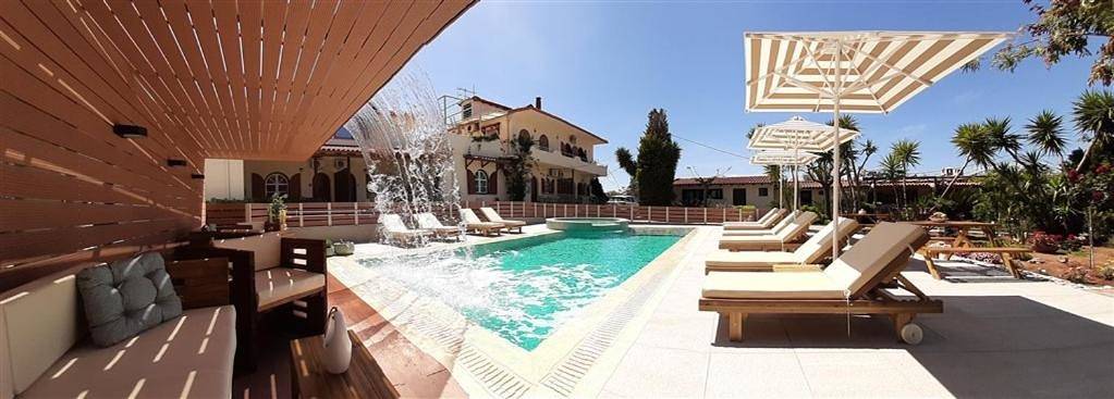 Appart’hôtel pour 2 personnes, avec Terrasse et Jacuzzi ainsi que Jardin et Piscine