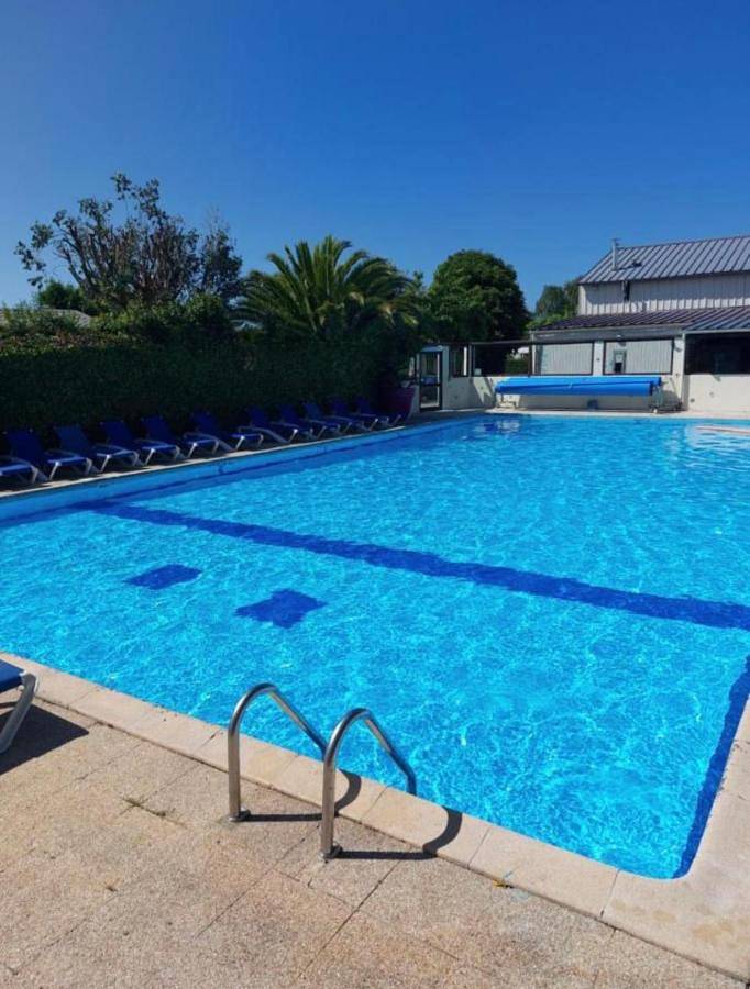 Camping pour 4 personnes, avec Jacuzzi et Terrasse ainsi que Bassin pour enfant et Piscine
