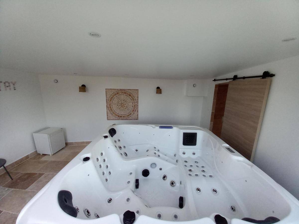 Appartement entier, One-Bedroom Apartment in Avignon, Vaucluse
