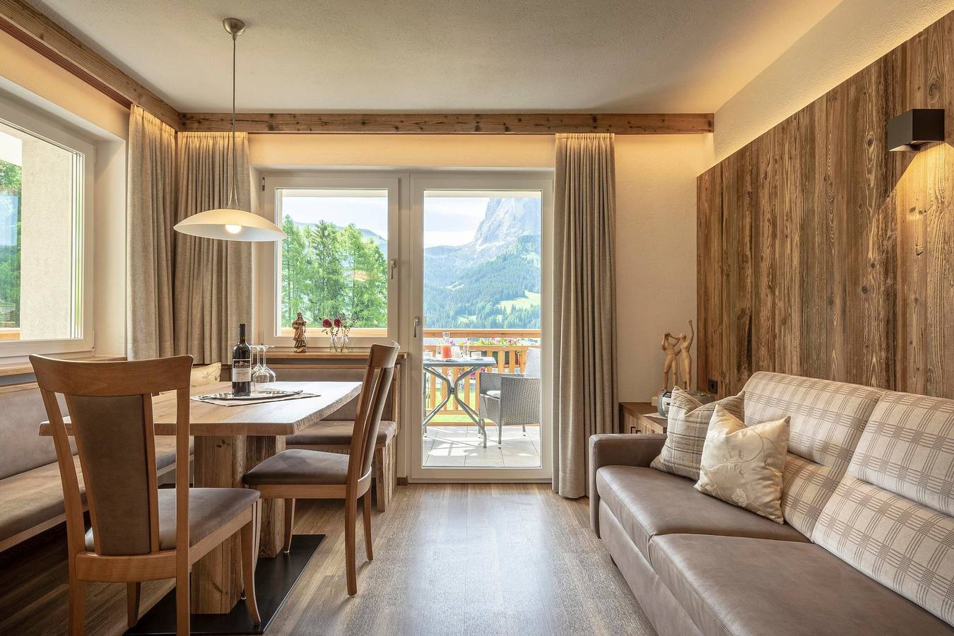 Appartamento intero, Appartamento per vacanze "Comfort2 La Mana" con vista sulle montagne, Wi-Fi e giardino in Plesdinaz, Santa Cristina Valgardena