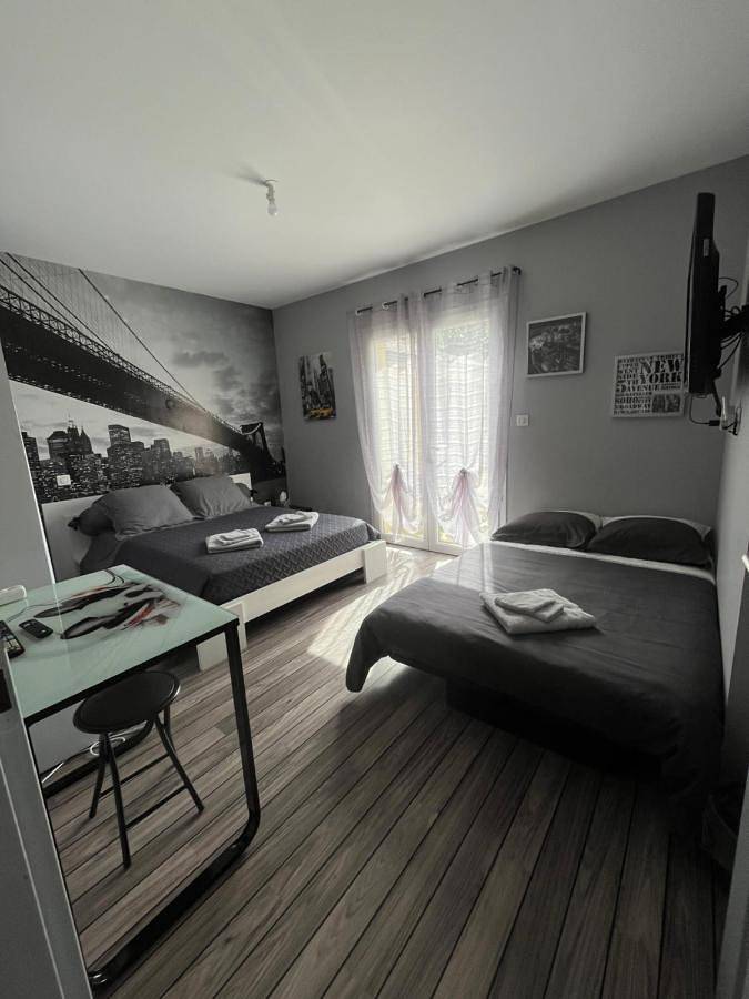 Chambre d’hôte pour 8 personnes, avec terrasse et jardin ainsi que vue et piscine à Crêches-sur-Saône