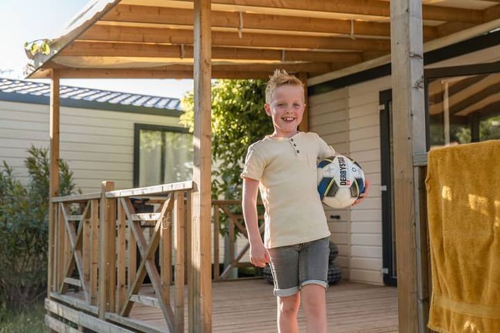 Caravane pour 4 personnes, avec terrasse ainsi que balcon/terrasse et vue sur le lac à Sampzon - 2