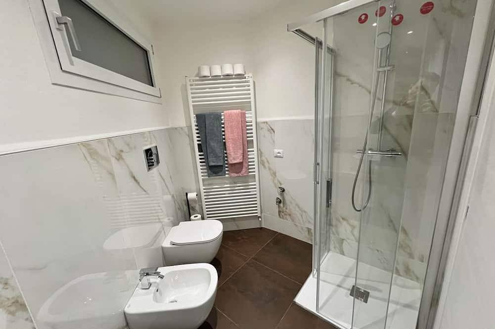 Ganze Wohnung, Guesthost - Roomy apartment of 50 sqm located on the ground floor (steps to access), can accommodate up to 4 people.The accommodation is located near the city center of Mantua, in just 15 minutes walk you can reach all the main attractions and the area i in Mantua, Mantua Provinz